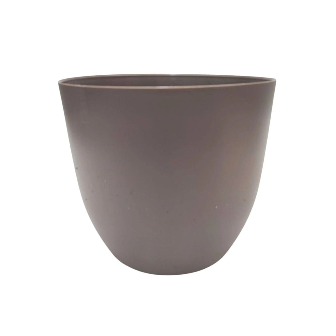 Vaso in plastica color tortora, tonalità neutra e forma tondeggiante, ideale per ambienti moderni.
