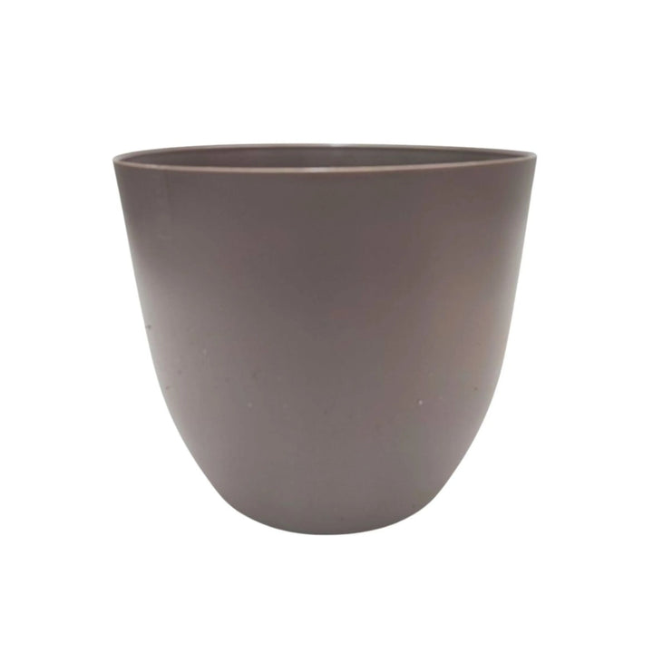 Vaso in plastica color tortora, tonalità neutra e forma tondeggiante, ideale per ambienti moderni.